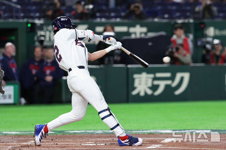 [도쿄=뉴시스] 권창회 기자 = 5일 일본 도쿄돔에서 열린 2026 WBC 조별리그 C조 1차전 한국과 체코와의 경기, 1회말 1사 주자 만루 한국 문보경이 만루홈런을 치고 있다. 2026.03.05. kch0523@newsis.com