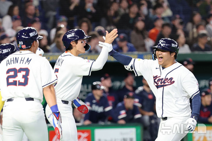 [도쿄=뉴시스] 권창회 기자 = 5일 일본 도쿄돔에서 열린 2026 WBC 조별리그 C조 1차전 한국과 체코와의 경기, 1회말 1사 주자 만루 한국 문보경이 만루홈런을 친 뒤 동료들의 축하를 받고 있다. 2026.03.05. kch0523@newsis.com