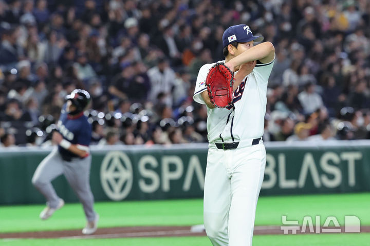 [도쿄=뉴시스] 권창회 기자 = 5일 일본 도쿄돔에서 열린 2026 WBC 조별리그 C조 1차전 한국과 체코와의 경기, 2회초 2사 만루위기를 무실점으로 넘긴 소형준이 그라운드를 바라보고 있다. kch0523@newsis.com