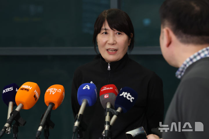[인천공항=뉴시스] 김진아 기자 = 중동 상황 악화로 급거 귀국한 이도희 이란 여자배구 국가대표팀 감독이 5일 오후 인천국제공항 제1터미널을 통해 귀국해 인터뷰를 하고 있다. (공동취재) 2026.03.05. photo@newsis.com