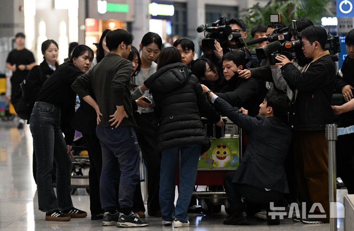 [인천공항=뉴시스] 김진아 기자 = 중동 상황 악화로 귀국 행렬이 이어지는 가운데 5일 오후 인천국제공항 제1터미널을 통해 귀국한 주이란대사관 직원이 취재진과 인터뷰를 하고 있다. (공동취재) 2026.03.05. photo@newsis.com