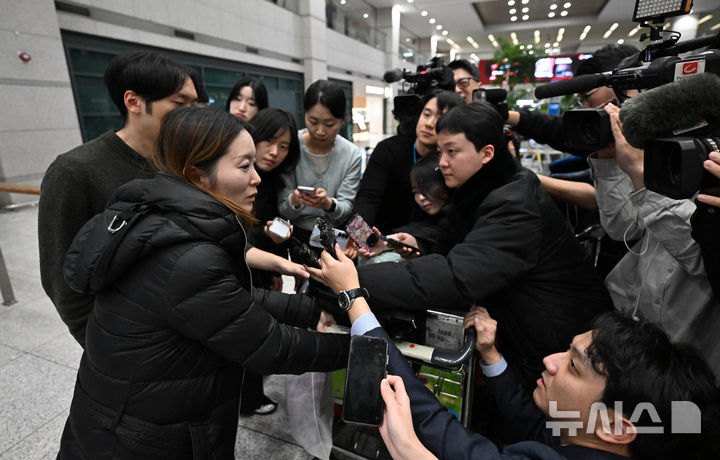 [인천공항=뉴시스] 김진아 기자 = 중동 상황 악화로 귀국 행렬이 이어지는 가운데 5일 오후 인천국제공항 제1터미널을 통해 귀국한 주이란대사관 직원이 취재진과 인터뷰를 하고 있다. (공동취재) 2026.03.05. photo@newsis.com