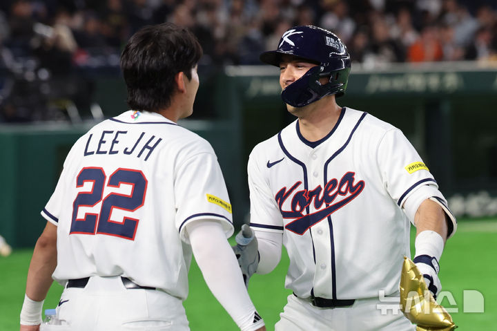 [도쿄=뉴시스] 권창회 기자 = 5일 일본 도쿄돔에서 열린 2026 WBC 조별리그 C조 1차전 한국과 체코와의 경기, 3회말 1사 한국 셰이 위트컴이 솔로홈런을 친 뒤 동료들의 축하를 받고 있다. 2026.03.05. kch0523@newsis.com