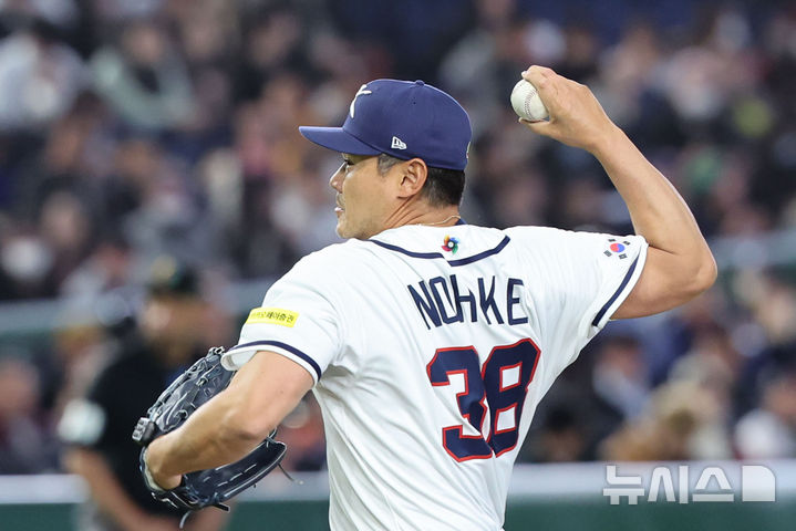 [도쿄=뉴시스] 권창회 기자 = 5일 일본 도쿄돔에서 열린 2026 WBC 조별리그 C조 1차전 한국과 체코와의 경기, 4회초 한국 노경은이 역투하고 있다. 2026.03.05. kch0523@newsis.com