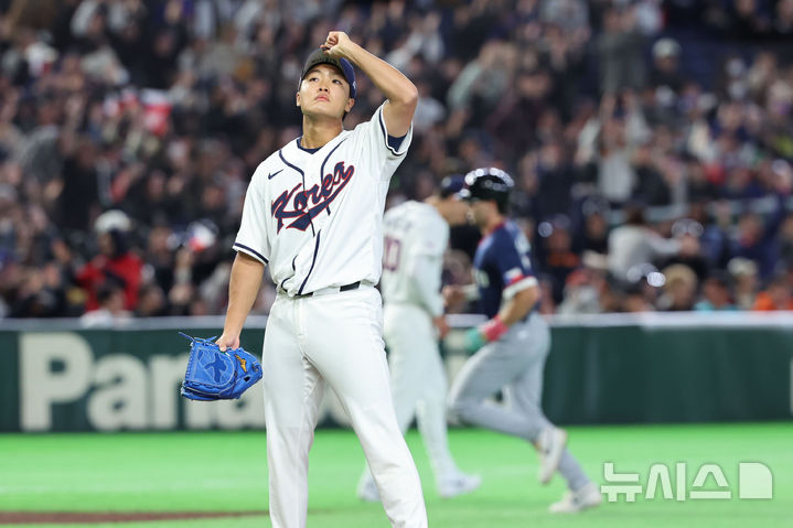 [도쿄=뉴시스] 권창회 기자 = 5일 일본 도쿄돔에서 열린 2026 WBC 조별리그 C조 1차전 한국과 체코와의 경기, 5회초 1사 1,2루 한국 정우주가 체코 바브라에게 3점 홈런을 허용당하고 있다. 2026.03.05. kch0523@newsis.com