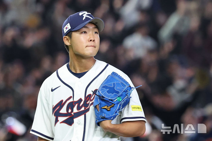 [도쿄=뉴시스] 권창회 기자 = 5일 일본 도쿄돔에서 열린 2026 WBC 조별리그 C조 1차전 한국과 체코와의 경기, 5회초 1사 1,2루 한국 정우주가 체코 바브라에게 3점 홈런을 허용당한 뒤 아쉬워하고 있다. 2026.03.05. kch0523@newsis.com