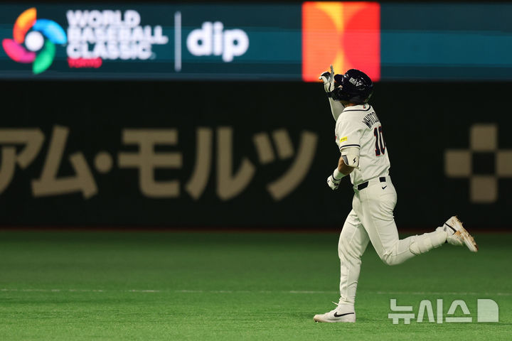 [도쿄=뉴시스] 권창회 기자 = 5일 일본 도쿄돔에서 열린 2026 WBC 조별리그 C조 1차전 한국과 체코와의 경기, 5회말 1사1루 한국 셰이 위트컴이 투런 홈런을 친 뒤 그라운드를 돌고 있다. 2026.03.05. kch0523@newsis.com