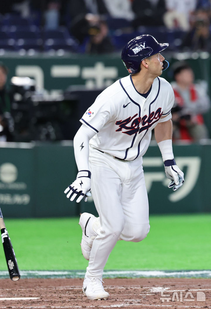 [도쿄=뉴시스] 권창회 기자 = 5일 일본 도쿄돔에서 열린 2026 WBC 조별리그 C조 1차전 한국과 체코와의 경기, 5회말 1사1루 한국 셰이 위트컴이 투런 홈런을 친 뒤 그라운드를 돌고 있다. 2026.03.05. kch0523@newsis.com