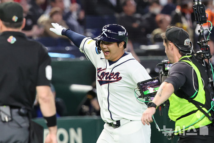 [도쿄=뉴시스] 권창회 기자 = 5일 일본 도쿄돔에서 열린 2026 WBC 조별리그 C조 1차전 한국과 체코와의 경기, 1회말 1사 주자 만루 한국 문보경이 만루홈런을 친뒤 그라운드를 돌고 있다. 2026.03.05. kch0523@newsis.com