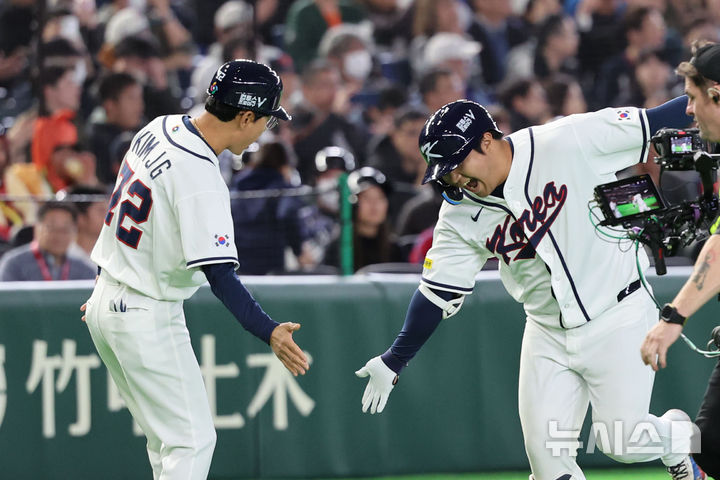 [도쿄=뉴시스] 권창회 기자 = 5일 일본 도쿄돔에서 열린 2026 WBC 조별리그 C조 1차전 한국과 체코와의 경기, 1회말 1사 주자 만루 한국 문보경이 만루홈런을 친뒤 그라운드를 돌고 있다. 2026.03.05. kch0523@newsis.com