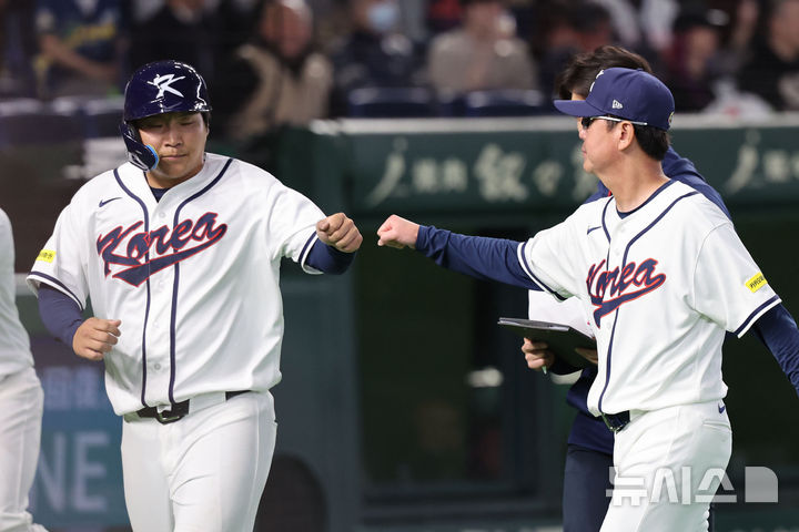 [도쿄=뉴시스] 권창회 기자 = 5일 일본 도쿄돔에서 열린 2026 WBC 조별리그 C조 1차전 한국과 체코와의 경기, 7회말 1사 3루 한국 류지현 감독이 선수 교체를 하며 덕아웃으로 향하는 문보경을 격려하고 있다. 2026.03.05. kch0523@newsis.com