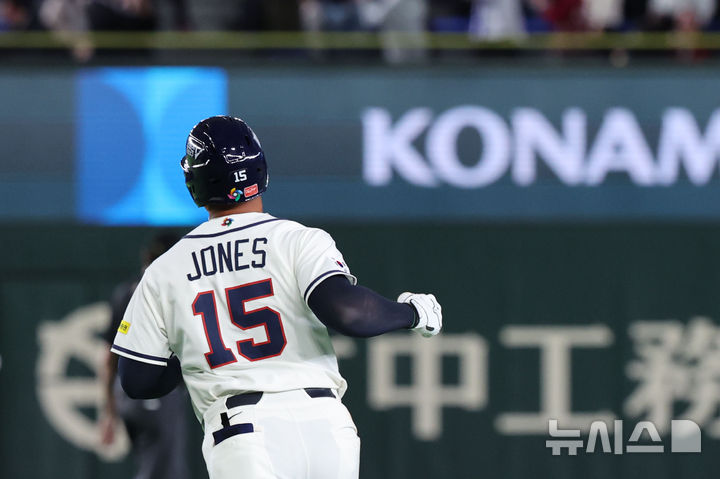[도쿄=뉴시스] 권창회 기자 = 5일 일본 도쿄돔에서 열린 2026 WBC 조별리그 C조 1차전 한국과 체코와의 경기, 8회말 2사 한국 저마이 존스가 솔로홈런을 친 뒤 그라운드를 돌고 있다. 2026.03.05. kch0523@newsis.com