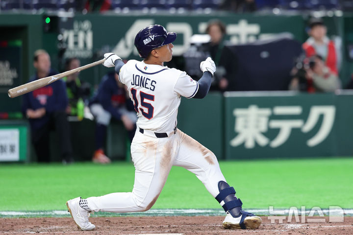 [도쿄=뉴시스] 권창회 기자 = 5일 일본 도쿄돔에서 열린 2026 WBC 조별리그 C조 1차전 한국과 체코와의 경기, 8회말 2사 한국 저마이 존스가 솔로홈런을 치고 있다. 2026.03.05. kch0523@newsis.com