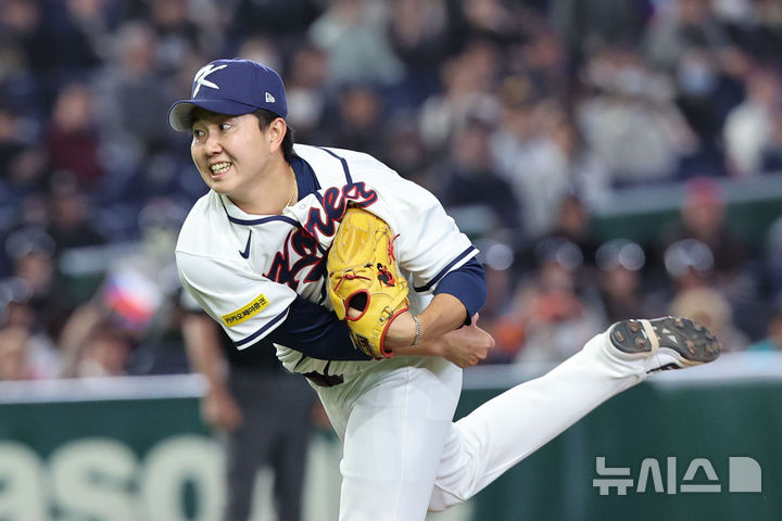 [도쿄=뉴시스] 권창회 기자 = 5일 일본 도쿄돔에서 열린 2026 WBC 조별리그 C조 1차전 한국과 체코와의 경기, 9회초 한국 유영찬이 역투하고 있다. 2026.03.05. kch0523@newsis.com