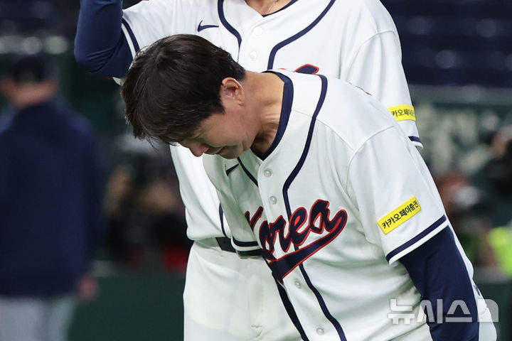 [도쿄=뉴시스] 권창회 기자 = 5일 일본 도쿄돔에서 열린 2026 WBC 조별리그 C조 1차전 한국과 체코와의 경기, 11-4로 승리한 대한민국 류지현 감독이 관중들에게 인사하고 있다. 2026.03.05. kch0523@newsis.com
