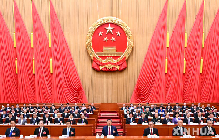 [베이징=신화/뉴시스] 5일 베이징에서 개막한 양회(전국인민대표대회와 전국인민정치협상회의) 개막식에 시진핑 국가주석 등 공산당 정치국 상무위원 7명이 주석단의 맨 앞줄에 앉아 있다. 2026.03.06. 