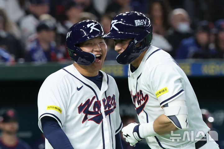 [도쿄=뉴시스] 권창회 기자 = 5일 일본 도쿄돔에서 열린 2026 WBC 조별리그 C조 1차전 한국과 체코와의 경기, 5회말 1사1루 한국 셰이 위트컴이 투런 홈런을 친 뒤 문보경과 기뻐하고 있다. 2026.03.05. kch0523@newsis.com