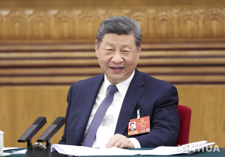 [베이징=신화/뉴시스] 중국 최대 정치행사인 전국인민대표대회(전인대)가 진행 중인 가운데 시진핑 국가주석이 5일 장쑤성 대표단 분과회의에 참석해 제15차 5개년계획(2026~2030년) 목표 달성을 위해 노력해야 한다고 강조했다. 회의에서 발언하는 시 주석의 모습. 2026.03.06 