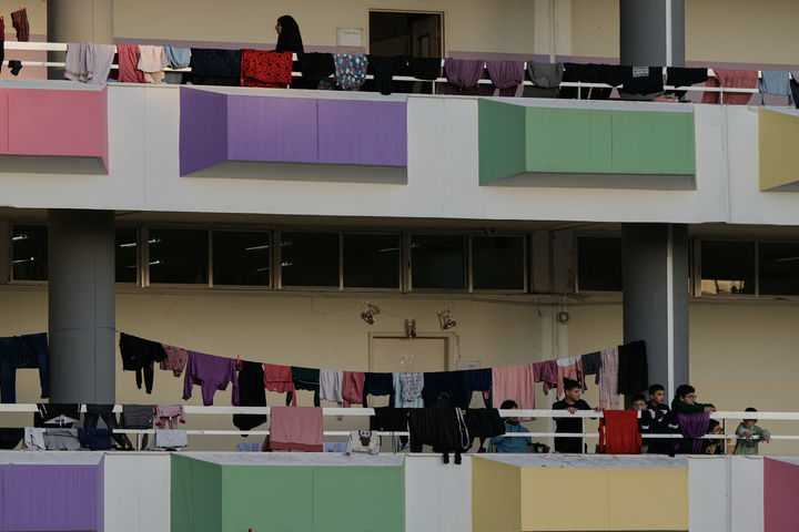 [베이루트=AP/뉴시스]  레바논 베이루트 남부 외곽 다히예에서 이스라엘 공습을 피해 대피한 피란민들이 3월 5일 베이루트의 한 학교에 마련된 임시 대피소에 머물고 있다. 레바논 전국의 학교 340 곳이 파괴되거나  이처럼 수업 불가 상태에 있다고 유니세프가 7월 2일 발표했다.   2026.07. 03. 