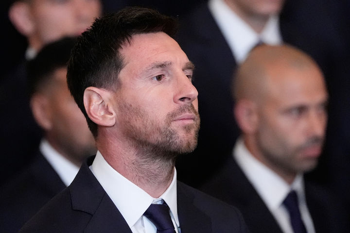 [워싱턴=AP/뉴시스]리오넬 메시(마이애미)가 5일(현지 시간) 백악관 이스트룸에서 열린 지난해 메이저리그사커(MLS)컵 우승팀 인터 마이애미 축하행사에서 도널드 트럼프 미국 대통령 연설을 듣고 있다. 2026.03.06.