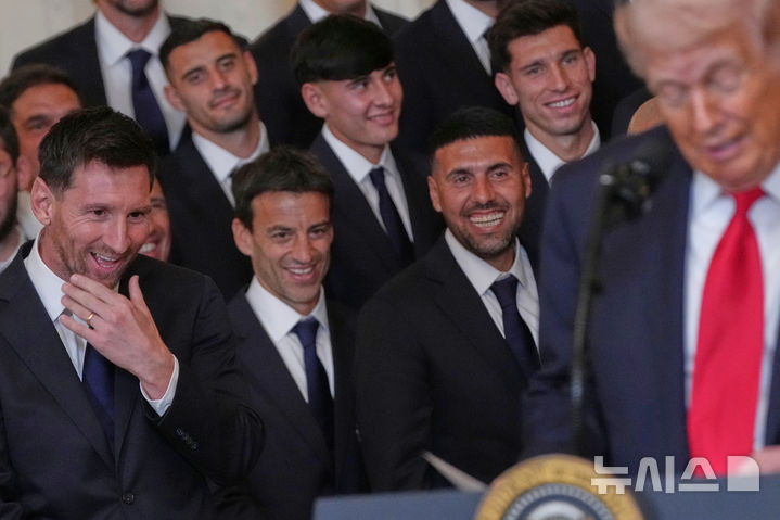 [워싱턴=AP/뉴시스] 리오넬 메시가 5일(현지 시간) 미국 백악관 이스트룸에서 열린 2025 미국 메이저리그사커(MLS) 우승팀 인터 마이애미 초청 행사에서 도널드 트럼프 대통령의 연설을 듣고 있다. 2026.03.06.