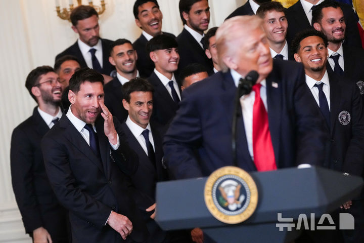 [워싱턴=AP/뉴시스] 리오넬 메시가 5일(현지 시간) 미국 백악관 이스트룸에서 열린 2025 미국 메이저리그사커(MLS) 우승팀 인터 마이애미 초청 행사에서 도널드 트럼프 대통령의 연설을 듣고 있다. 2026.03.06.
