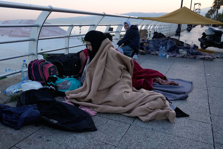 [베이루트=AP/뉴시스] 레바논 베이루트 남부 외곽 다히예에서 3월 6일 이스라엘 공습을 피해 대피한 피란민들이 베이루트 해안 산책로에서 노숙하고 있다. 이군 공격으로 3월 2일부터 8일까지 민간인 사망자 394명 부상자 1130명이 발생했다. 2026.03.09.