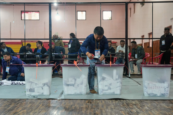 [카트만두=AP/뉴시스] 6일(현지 시간) 네팔 카트만두의 한 개표소에서 한 선거 관리원이 각 정당 선거 참관인들의 참관 속에 투표함을 개방하고 있다. 전직 래퍼가 이끄는 네팔 정당이 수십년 동안 네팔을 통치해 온 기존 지도부를 축출한 Z세대 시위 이후 처음으로 열린 총선에서 압승을 거둘 것으로 확실시되고 있다. 2026.03.09.