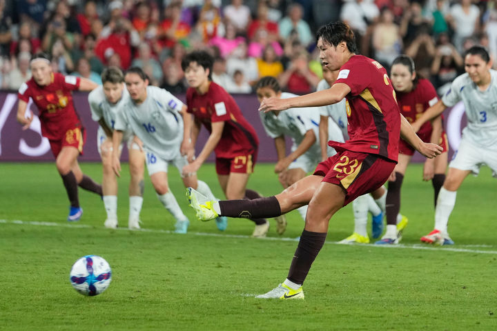 [시드니=AP/뉴시스] 중국의 샤오즈친이 6일(현지 시간) 호주 시드니 컴뱅크 스타디움에서 열린 2026 아시아축구연맹 여자 아시안컵 조별 리그 B조 2차전 우즈베키스탄과 경기 전반 30분 페널티킥(PK) 선제골을 넣고 있다. 2026.03.06.