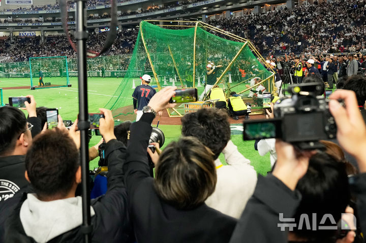 [도쿄=AP/뉴시스] 오타니 쇼헤이가 6일 일본 도쿄돔에서 열리는 2026 월드베이스볼클래식(WBC) 조별리그 C조 대만과의 경기를 앞두고 배팅훈련을 하고 있다. 2026.03.06.