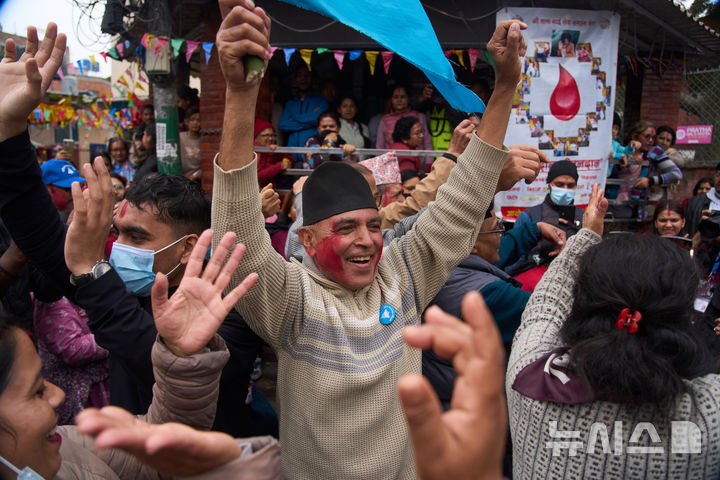 [카트만두=AP/뉴시스] 6일(현지 시간) 네팔 카트만두에서 국민독립당(RSP) 지지자들이 하원의원 선거에 출마한 후보의 승리를 축하하고 있다. 2026.03.13.