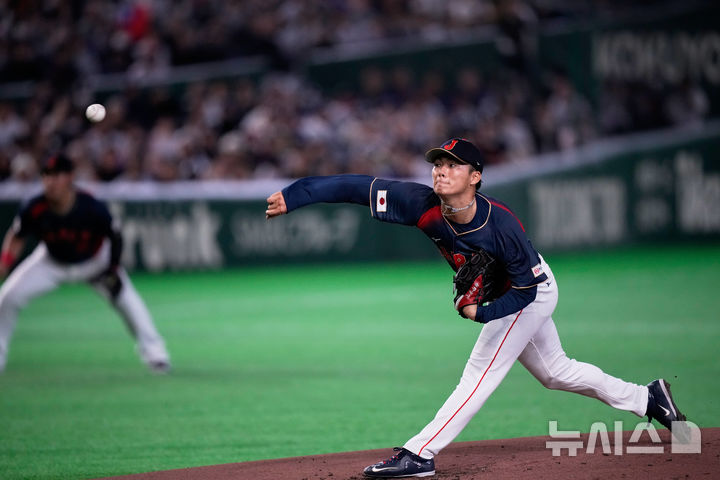 [도쿄=AP/뉴시스] 야마모토 요시노부가 6일 일본 도쿄돔에서 열리는 2026 월드베이스볼클래식(WBC) 조별리그 C조 대만과의 경기에 선발 등판해 공을 던지고 있다. 2026.03.06.