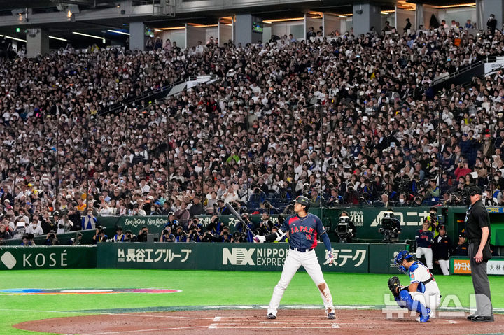 [도쿄=AP/뉴시스] 오타니 쇼헤이가 6일 일본 도쿄돔에서 열린 2026 월드베이스볼클래식(WBC) 조별리그 C조 대만과의 경기 2회 타격을 준비하고 있다. 2026.03.06.