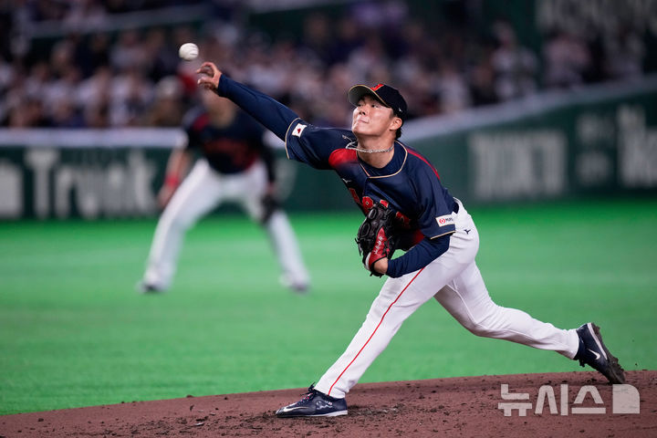 [도쿄=AP/뉴시스] 야마모토 요시노부가 6일 일본 도쿄돔에서 열리는 2026 월드베이스볼클래식(WBC) 조별리그 C조 대만과의 경기에 선발 등판해 공을 던지고 있다. 2026.03.06.