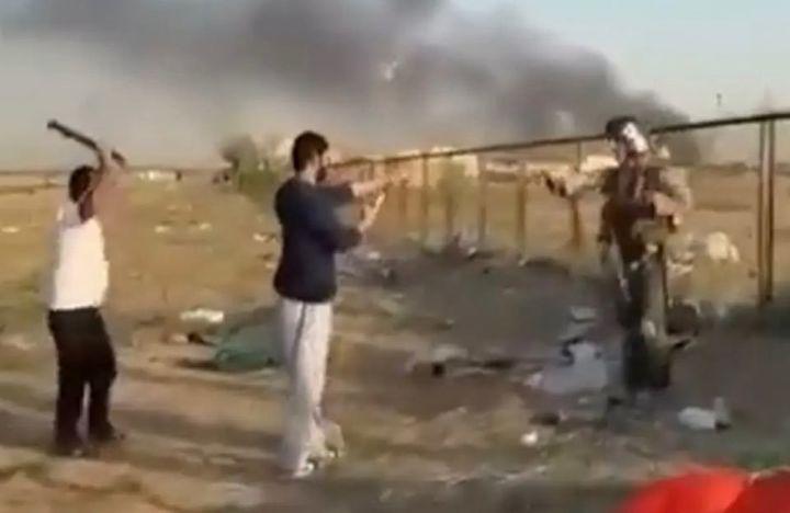 쿠웨이트군의 오인 사격으로 추락한 미군 F-15 전투기 조종사가 몽둥이를 든 쿠웨이트 주민과 맞닥뜨린 영상이 화제가 됐다. 사진 X 캡처 *재판매 및 DB 금지