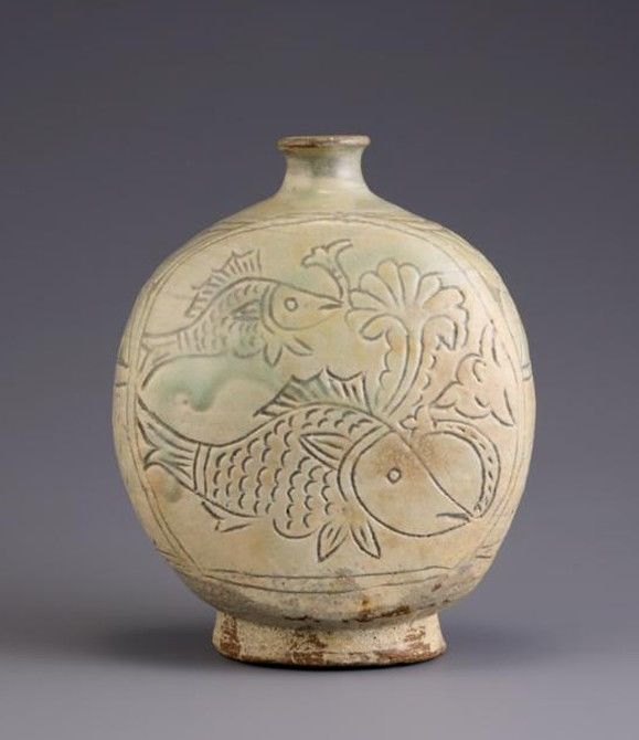 1억2000만원에 낙찰된 '분청사기박지조화어문편병 粉靑沙器박지彫花魚紋扁甁. 高 25.8 口徑 6 底徑 13.2cm *재판매 및 DB 금지