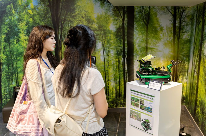 [서울=뉴시스] 2025 서울 청년기획봉사단 성과공유회에서 참가자가 활동 성과 전시물을 관람하고 있다. 딥러닝 기반 생태계 교란식물 탐지 시스템. 2026.03.06. (사진=서울시자원봉사센터 제공) *재판매 및 DB 금지