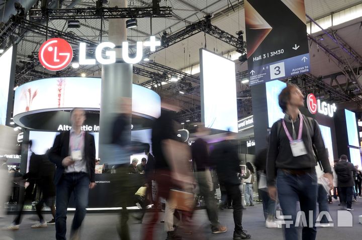 [서울=뉴시스]LG유플러스가 이달 2일부터 스페인 바르셀로나에서 열린 MWC26 전시를 성황리에 마무리했다고 6일 밝혔다. 사진은 스페인 바르셀로나에서 공개된 LG유플러스 MWC26 전시관 모습. (사진=LG유플러스 제공)