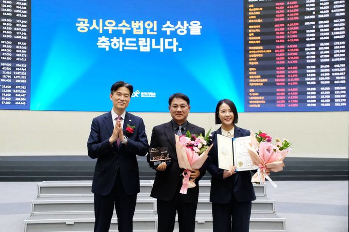 (왼쪽부터) 민경욱 한국거래소 코스닥시장본부장, 최종원 헥토파이낸셜 대표이사, 전지은 헥토파이낸셜 IR실장. (사진=헥토파이낸셜) *재판매 및 DB 금지