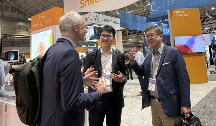 [서울=뉴시스] 코오롱티슈진 전승호, 노문종 대표가 2026 미국 정형외과학회(AAOS)에 참가해 현장 미팅을 진행하고 있다. (사진=코오롱티슈진 제공) 2026.3.6. photo@newsis.com *재판매 및 DB 금지