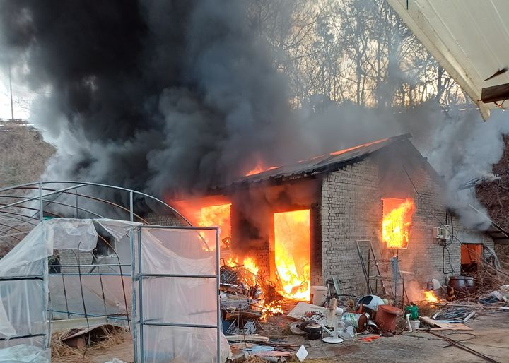 [서천=뉴시스] 지난 5일 오후 7시8분께 충남 서천군 서면 원두리의 한 창고에서 불이 나 검은색 연기가 하늘로 치솟고 있다. (사진=서천소방서 제공) 2026.03.06. photo@newsis.com&nbsp; *재판매 및 DB 금지