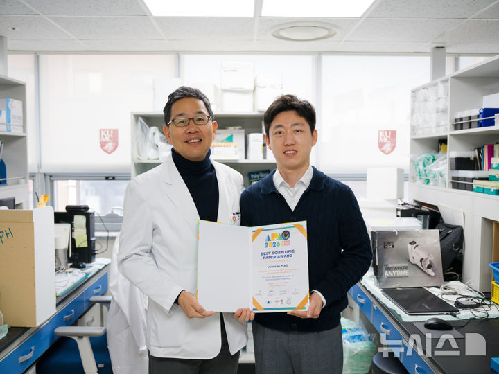 [서울=뉴시스] 좌측부터 송종석 고려대 구로병원 안과 교수, 박준봉 고려대 의과대학 박사과정생. (사진= 고려대 구로병원 제공)