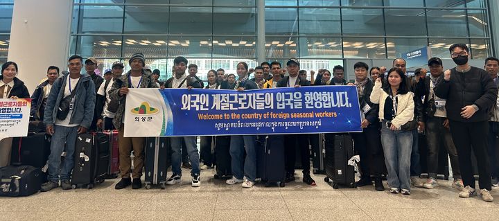 [의성=뉴시스] 의성군 농가에서 근로할 2026년 상반기 외국인 계절근로자 708명 가운데 캄보디아 국적 근로자 36명이 단체 입국했다. (사진=의성군 제공) 2026.03.06. photo@newsis.com *재판매 및 DB 금지