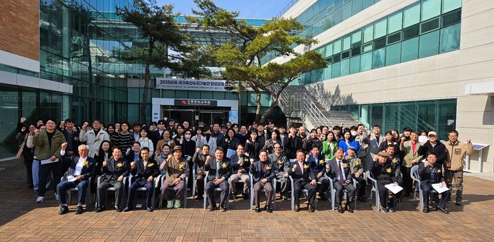 [서울=뉴시스] 2025년 3월 10일 열린 '2025년도 국가유산수리기능인 양성과정' 입교식 단체 사진 (사진=국가유산청 제공) 2026.03.06. photo@newsis.com *재판매 및 DB 금지