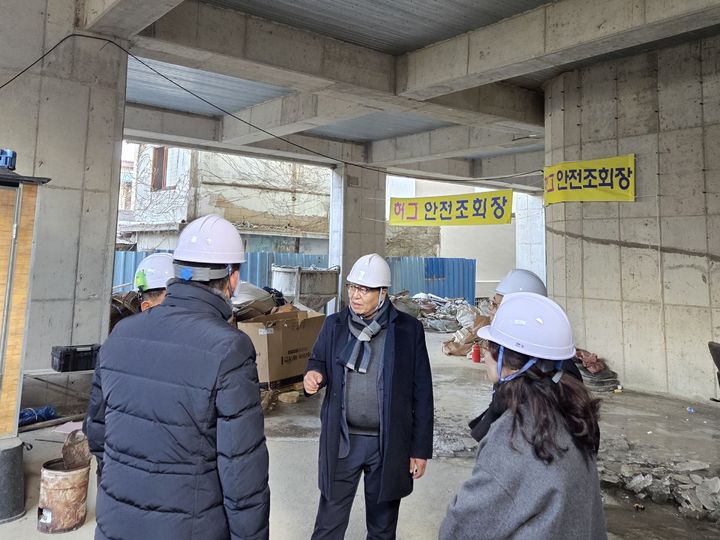 [익산=뉴시스] 장경호 전북 익산시의원(가운데)이 시청 관계 부서와 현장 관계자와 함께 타워크레인 공사 현장을 방문해 안전 문제를 공론화하고 있다.(사진=익산시의회 제공) 2026.03.06. photo@newsis.com&nbsp; *재판매 및 DB 금지