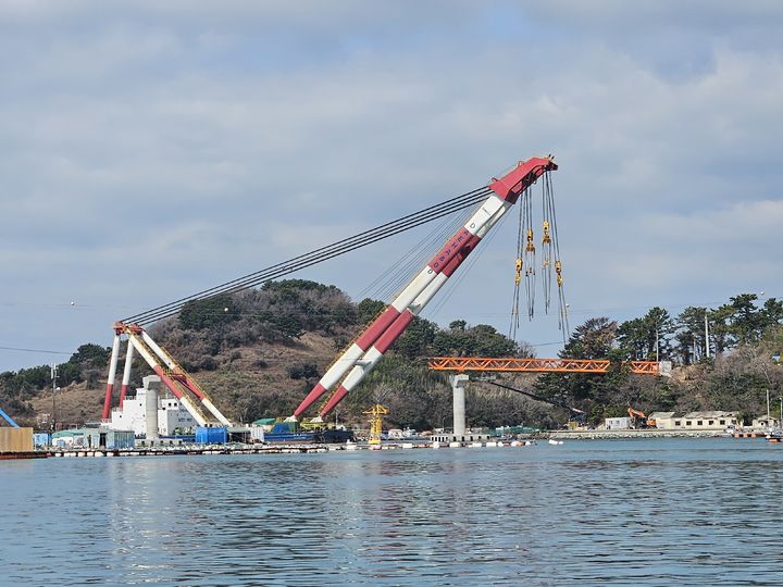 [통영=뉴시스] 신정철 기자= 경남 통영시는 지난 5일 산양읍 송도와 학림도를 잇는 ‘송도~학림 보도교 건설공사’ 현장에서 토목직 공무원 40여 명을 대상으로 현장 견학 및 기술 연찬을 실시했다.사진은 송도~학림 보도교 건설공사 현장 모습.(사진=통영시 제공).2026.03.06. photo@newsis.com *재판매 및 DB 금지