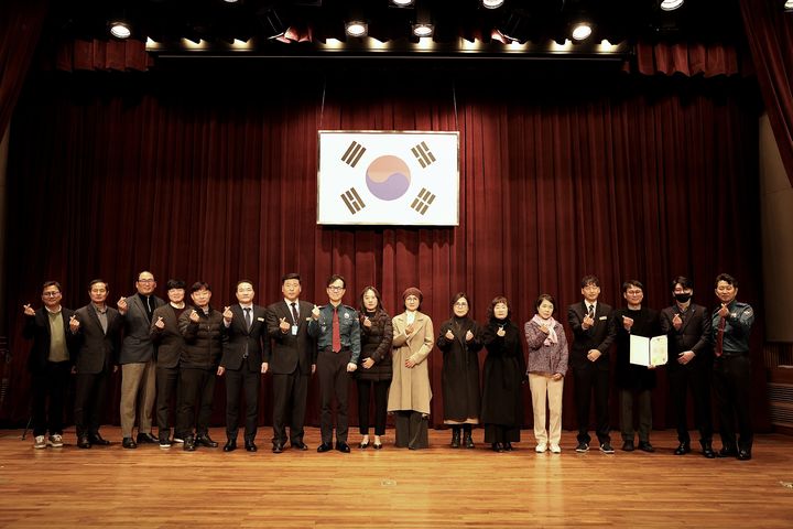 [대구=뉴시스] 대구경찰청은 5일 오전 청사 대강당에서 사단법인 '이젠 아픈 동료들을 위해'(이아동)와 함께 순직 경찰관을 기리는 '제100번째 성금 전달식'을 개최했다. (사진=대구경찰청 제공) 2026.03.06. photo@newsis.com *재판매 및 DB 금지