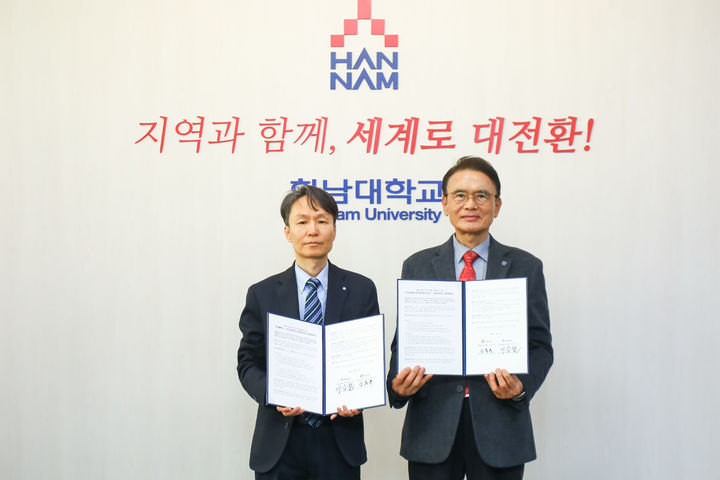 [대전=뉴시스] 오른쪽부터 한남대 이승철 총장과 심홍용 한국관광공사 대전충남지사장. (사진=한남대 제공) 2026.03.06. photo@newsis.com *재판매 및 DB 금지