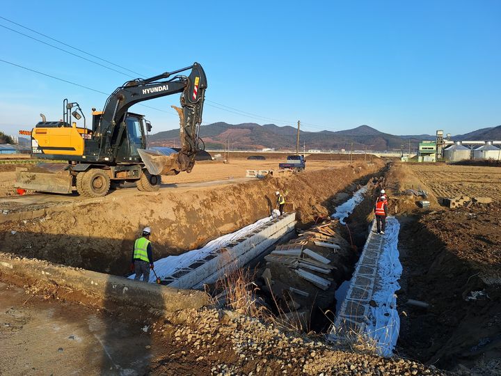 [청양=뉴시스] 충남 청양군이 지난해 집중호우로 피해를 본 하천의 긴급 복구를 진행하고 있다. (사진=청양군 제공) 2026.03.06. photo@newsis.com *재판매 및 DB 금지