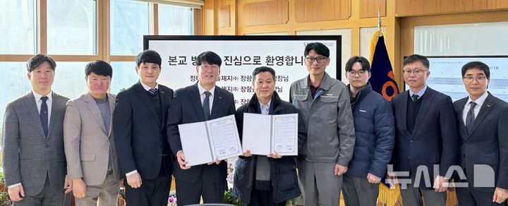 [전주=뉴시스]윤난슬 기자 = 전북 전주비전대학교는 지역 산업과 연계한 실무형 인재 양성을 위해 한솔제지 장항공장과 산학협력 업무협약을 체결했다고 6일 밝혔다. (사진=전주비전대 제공) photo@newsis.com 